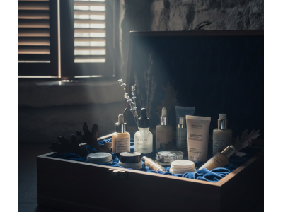 Почему косметологи советуют хранить косметику в темном месте